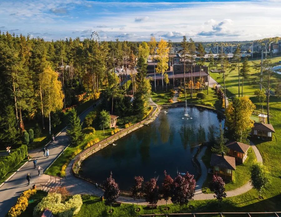 Всесезонный курорт Охта Парк с освещенными горнолыжными трассами в вечернее время, стильными скандинавскими коттеджами и развитой инфраструктурой для семейного отдыха