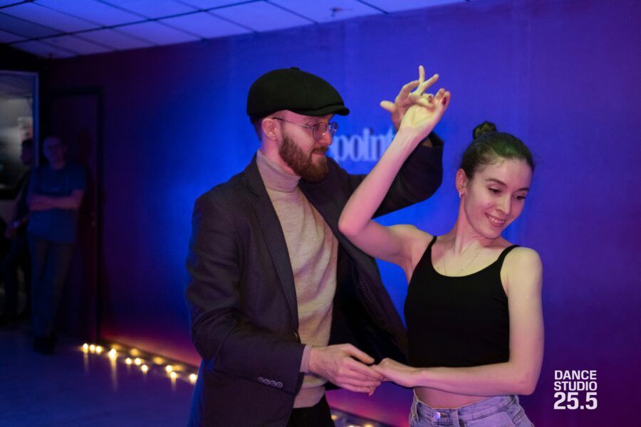 Когда прогулки по городу и вечера с роллами и фильмами надоели, пригласите свою вторую половину на творческий мастер-класс. Вместе вы нарисуете интерьерную картину, слепите глиняную посуду, разучите танец и сварите собственную шоколадную плитку. Читайте подборку, чтобы узнать обо всех мастер-классах, где можно интересно провести время и признаться в чувствах.