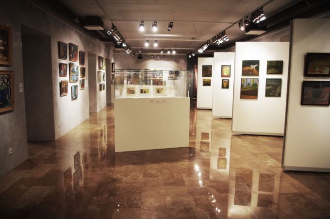 Выставочное пространство Нового музея с современными произведениями искусства