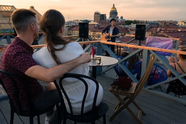 Развлечения на крышах пропитаны питерским духом, но доступны только летом — так что посещение этих мест считается одним из важнейших летних маст-хэвов. Рассказываем, как с пользой провести время, забравшись на самый верх петербургских домов.