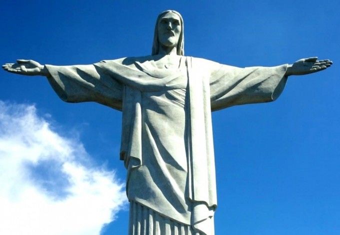 Высота статуи Иисуса в исполнении Церетели – 80 метров. Таким образом поместить его куда- либо в нашем городе практически невозможно. Как пояснили чиновники города «свободные видовые участки с возможностью организации общественного пространства» в Петербурге отсутствуют.