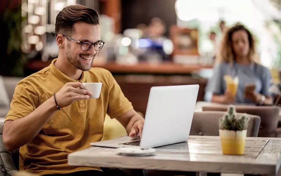 Бизнесмен работает с ноутбуком с видом на исторический центр Санкт-Петербурга