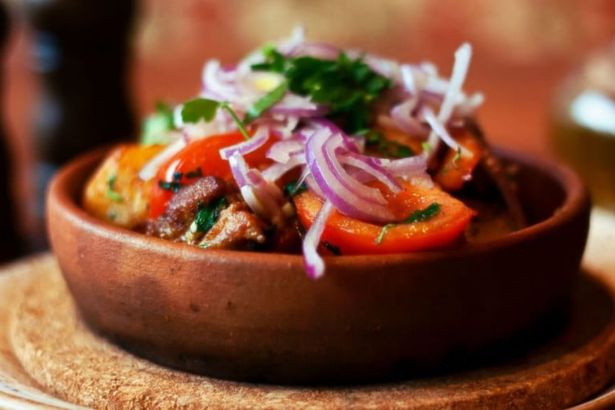 Недалеко от станции метро Горьковская есть кафе «ЭРГЕТА», где настоящие грузины готовят настоящие грузинские блюда. Сочетание свежего мяса, сочных овощей и ароматных специй никого не оставят равнодушным.Эти блюда должен попробовать каждый: