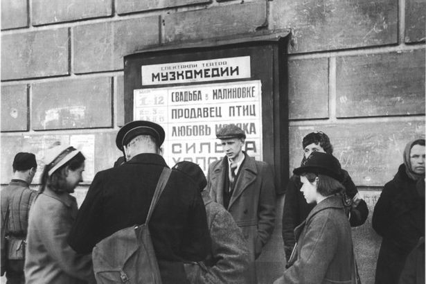 u041fu0435u0441u043du0438 u0432u043eu0435u043du043du044bu0445 u043bu0435u0442 u043fu0440u043eu0437u0432u0443u0447u0430u0442 u0432 u0442u0435u0430u0442u0440u0435 u041cu0443u0437u043au043eu043cu0435u0434u0438u0438