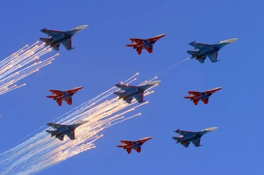 Воздушное шоу на фестивале 'Небо Победы' в Санкт-Петербурге