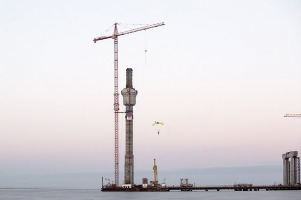 u041fu0435u0442u0435u0440u0431u0443u0440u0433u0441u043au0438u0435 u0431u0435u0439u0441u0434u0436u0430u043cu043fu0435u0440u044b u0441u043fu0440u044bu0433u043du0443u043bu0438 u0441 120-u043cu0435u0442u0440u043eu0432u043eu0433u043e u043au0440u0430u043du0430