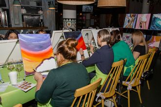 Откройте мир художественного творчества в Санкт-Петербурге, где каждый взрослый — даже без опыта и навыков — может создать настоящий шедевр на холсте. В нашей подборке 15 атмосферных студий, где проводят арт-вечеринки с вином, мастер-классы по живописи маслом и занятия для начинающих.