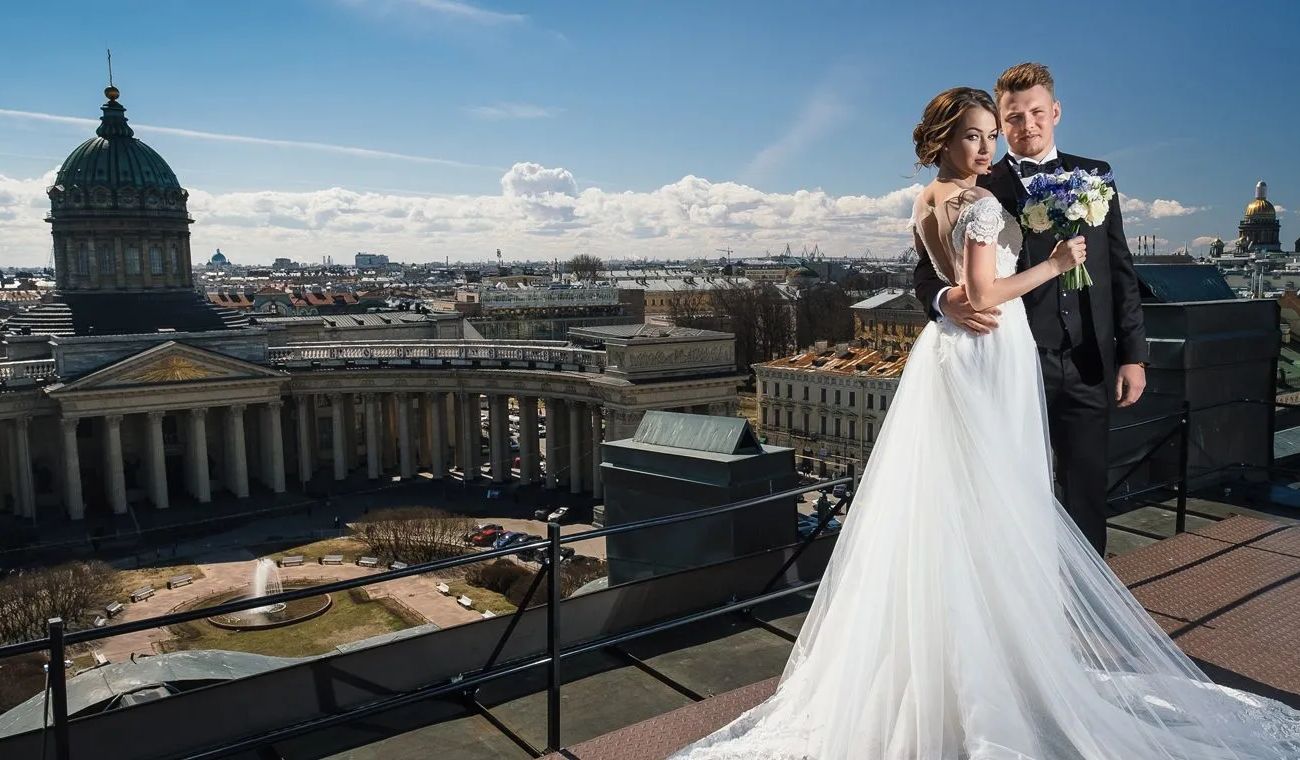 Выбор свадебного платья в Петербурге — это путешествие по бутикам с мировыми брендами, собственными ателье и персональными консультантами. Собрали салоны, где примерка превращается в событие для невесты и её близких.