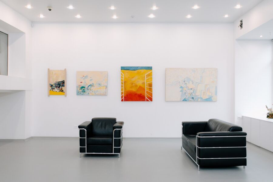 Туристы и местные жители часто ограничиваются самыми популярными петербургскими художественными музеями — Эрмитажем и Русским. Но в городе есть десятки других интересных галерей. Питер Online делится местами, где собраны впечатляющие коллекции и проходят крутые выставки современного искусства.