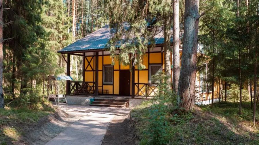 Живописная территория загородного клуба Драгунский ручей с видом на реку Волхов, причалом для лодок и благоустроенной береговой линией