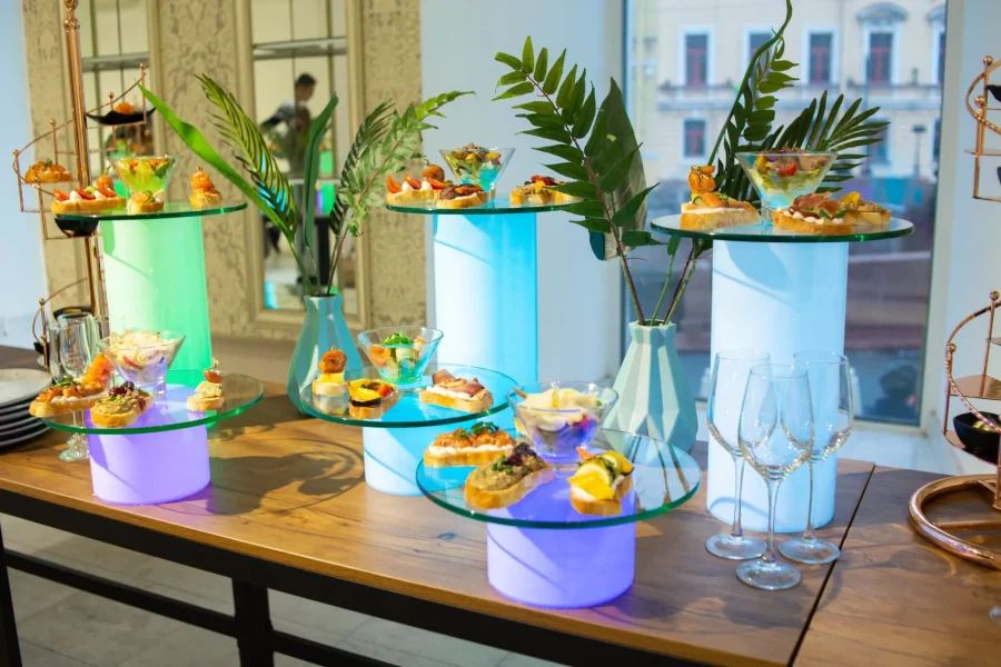 Eat Catering берёт на себя не только еду, но и всю логику мероприятия — меню, подачу и обслуживание на праздниках и деловых событиях в Петербурге.