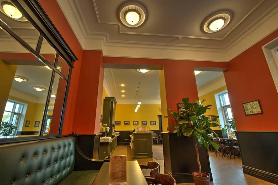 Интерьер пироговой Штолле с традиционным русским декором