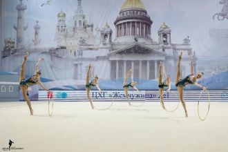 Петербург предлагает детям полтора десятка видов спорта от футбола с трёх лет до олимпийского бассейна за 1700 рублей в месяц, а две городские академии готовы тренировать бесплатно по результатам отбора.