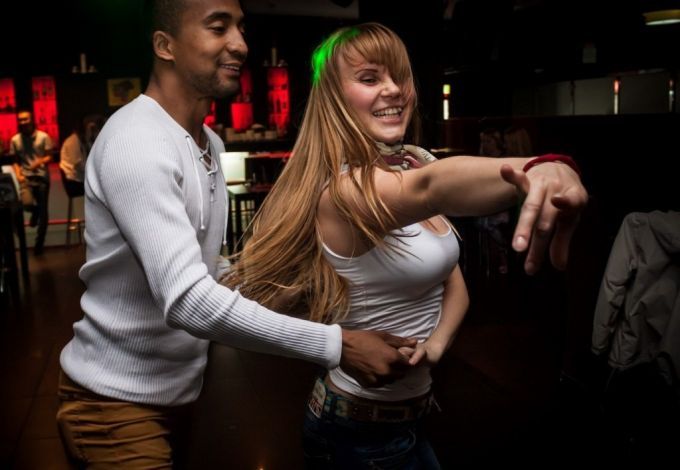 Научиться двигаться в ритме латино? Освоить зажигательные ритмы зумбы и сальсы? Легко! 22 ноября состоятся бесплатные уроки по этим направлениям. Они помогут узнать базовые элементы танцев, раскрыть эмоциональность и закружиться в динамичных ритмах латины! Скидка 15% на абонемент ждёт всех пришедших.