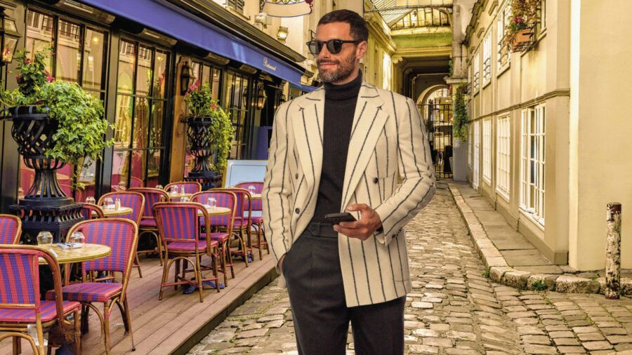 Примерка готового костюма в Atelier Corleone — клиент и мастер оценивают посадку пиджака