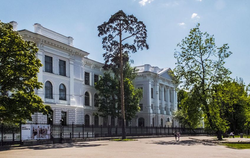 Величественное здание Политехнического университета Петра Великого, прозванного 'Русским Кембриджем'
