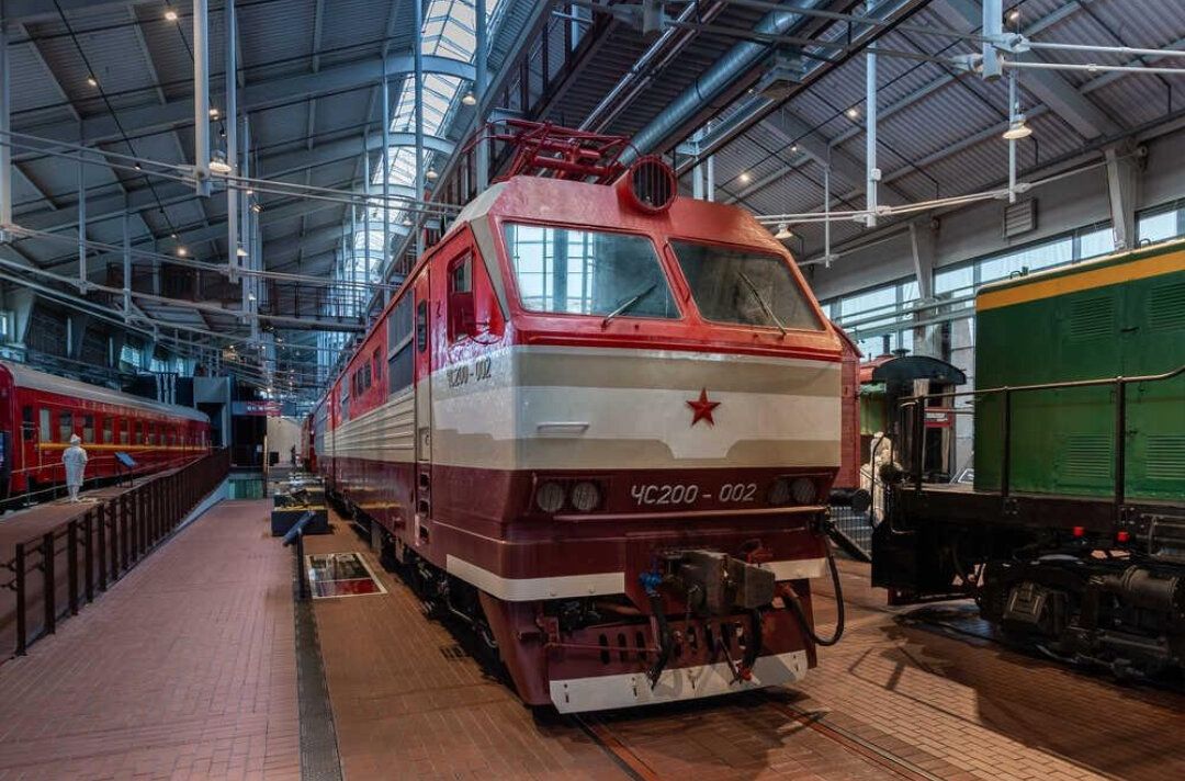 Более 50 000 экспонатов: паровозы, старинные вагоны, чертежи и миниатюрные модели мостов — история железных дорог России в деталях.