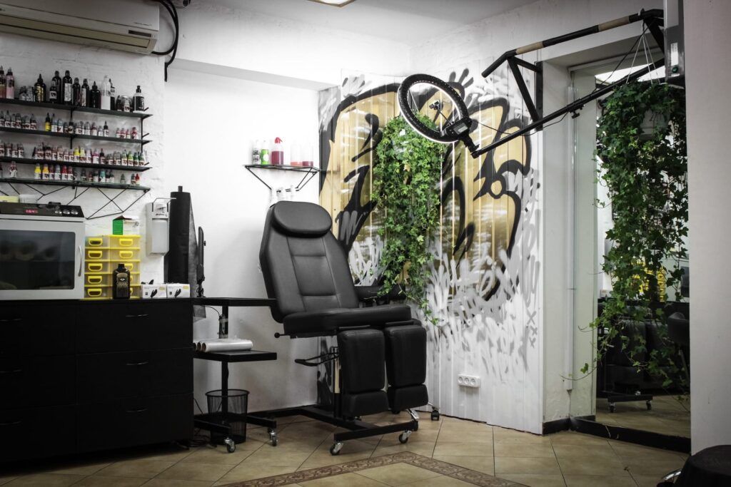 Интерьер салона ROY TATTOO - современное пространство с комфортом для клиентов