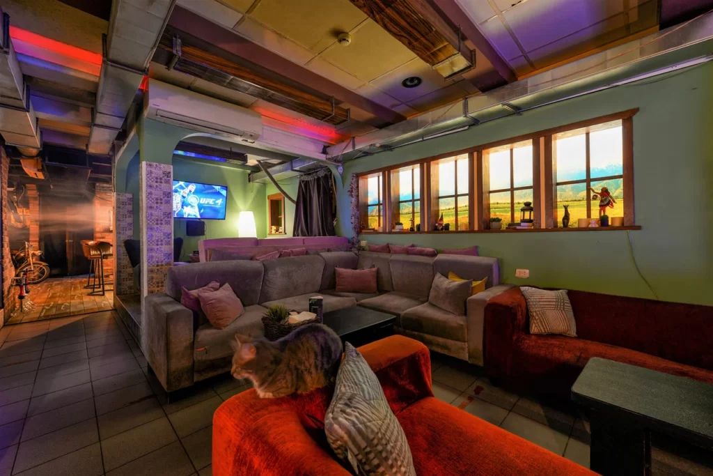 Исследуйте мир «Манчкина», «Уно», «Каркассона», «Диксита» и других захватывающих игр, посетив уютные кафе и игровые лофты в Петербурге. Выбирайте из списка лучших антикафе, где можно сыграть в «Мафию», сразиться в PlayStation, насладиться ароматным чаем по литрам и насладиться изысканными лакомствами. Полная информация о тарифах, адресах и режиме работы – в нашей подборке мест, где поиграть в настолки.