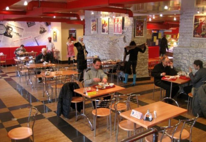 Интерьер Столовой №1 с линией раздачи и широким выбором блюд