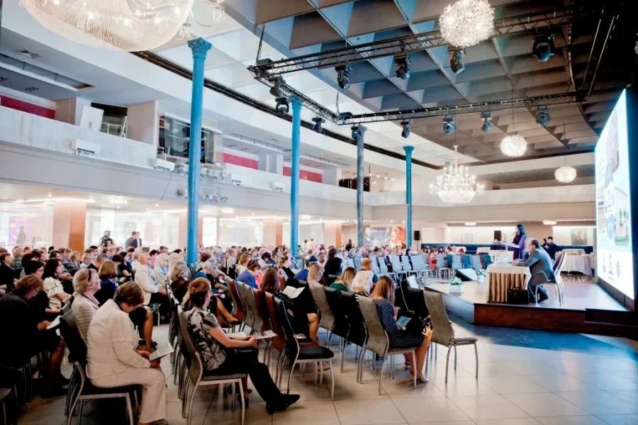 Большой конференц-зал Бальмонт в отеле Москва во время бизнес-мероприятия