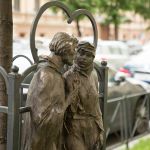 В На «Чернышевской» появилась новая скульптура — «Святые благоверные Петр и Феврония Муромские». Традиционно горожане тут же окрестили милую пару влюбленных, как скульптуру, исполняющую желания, касающиеся любви.