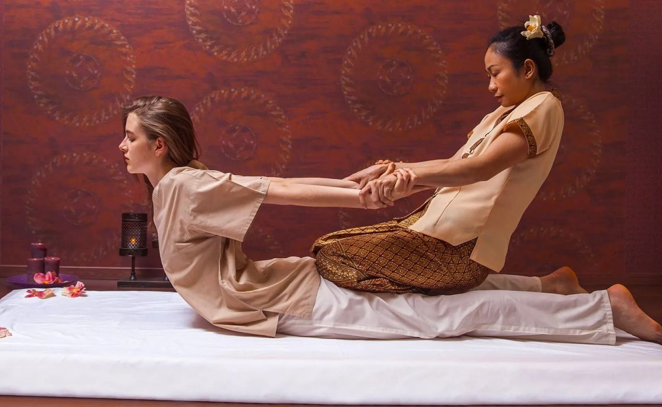 Древнее искусство исцеления через прикосновения доступно и в Северной столице. Рассказываем, где в Петербурге делают аутентичный тайский массаж мастера из Таиланда – с ценами, адресами и особенностями каждого места.