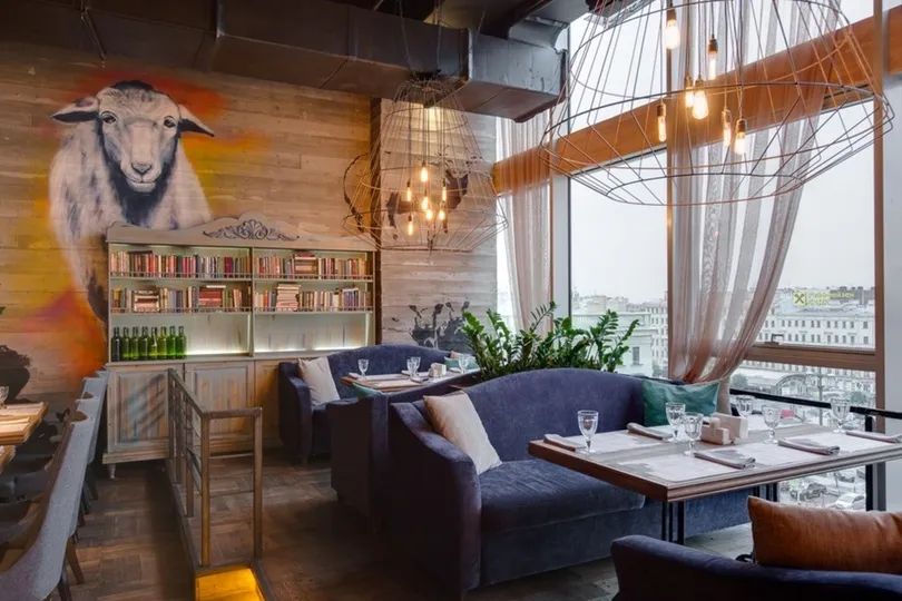 Собрали 15 новых мест Петербурга, которые открылись с осени 2025 по весну 2026: рестораны с авторской кухней на огне, необычные бары, музеи в исторических особняках и креативные пространства на бывших заводах.