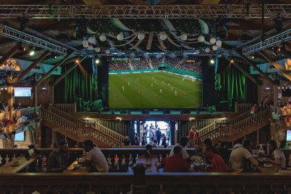 Петербург — город, где футбол смотрят не дома, а в барах с большими экранами, крафтовым пивом и единомышленниками: собрали 12 проверенных спортбаров, где атмосфера стадиона гарантирована.