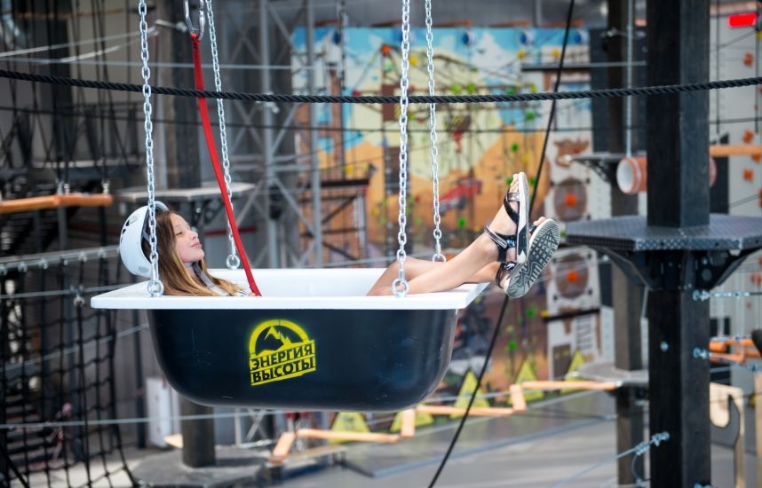 Интерьер веревочного парка Энергия Высоты с самолетом под потолком