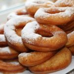 Решили вспомнить еду, которой знаменит Петербург. Легендарные продукты и рецепты, носящие имя города: пышки, корюшка и миноги.