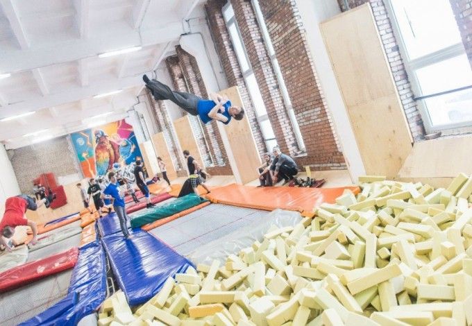 u0421u043fu043eu0440u0442u0438u0432u043du043e-u0442u0430u043du0446u0435u0432u0430u043bu044cu043du044bu0439 u043au043bu0443u0431 u0441 u0431u0430u0442u0443u0442u0430u043cu0438 Bump!