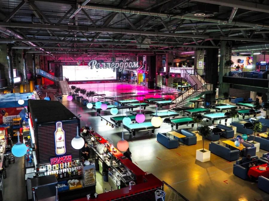 Просторное пространство MazaPark с боулингом, игровыми автоматами и развлечениями