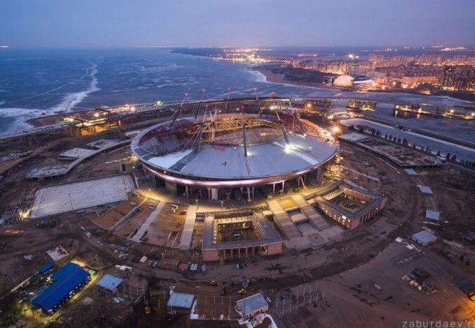 На стадионе на Крестовском острове заработали фонари. Преобразили и сквер у главного входа на арену. Там тоже появились фонарики. В будущем подсветку оформят художественно. Уже готовы проекты, по которым вокруг чаши будут гореть огни в цветовой гамме «Зенита».