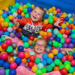 Где в Петербурге найти идеальное место для детского досуга, чтобы ребенок не просто развлекся, но и получил яркие впечатления? PITER.NOW подготовил актуальную подборку интерактивных развлекательных центров Северной столицы с батутами, лабиринтами, игровыми автоматами и даже научными экспериментами. Каждый центр предлагает уникальные активности, где маленькие непоседы смогут выплеснуть энергию, а родители — отдохнуть или присоединиться к веселью.