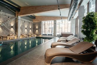 Средневековый городок с велнес-зоной, дворянская усадьба XIX века с шестью видами саун и открытым бассейном, загородный клуб с услугами ароматерапии и баней «по-черному». Питер Online собрал список из 15 лучших спа-курортов под Петербургом, где можно расслабиться и восстановить силы в хаммаме, побаловать себя медовым массажем, насладиться тишиной и спокойствием, прекрасными видами и чистейшим лесным воздухом.