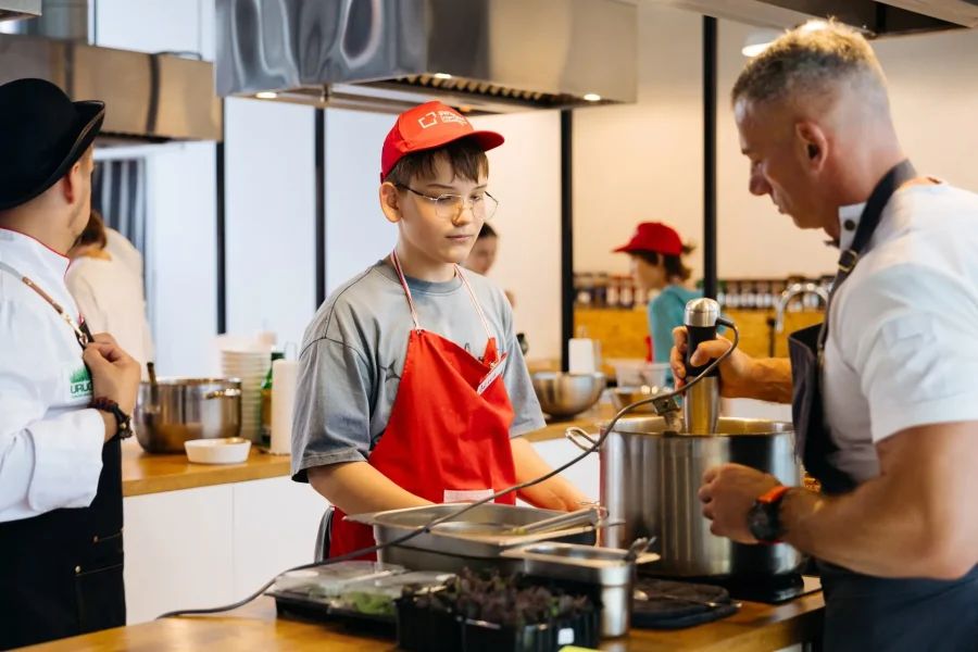 Подборка лучших детских лагерей в Ленинградской области и Санкт-Петербурге — загородные, городские, языковые, спортивные и тематические программы для детей от 6 до 17 лет.