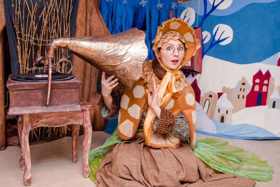 Детский театр «Сказкин Дом» в Санкт-Петербурге — это уникальное место, где сказки оживают, а дети становятся их непосредственными участниками. Расположенный в Александровском парке, театр предлагает интерактивные спектакли для детей от 1 года до 12 лет, погружая их в волшебный мир русских и европейских сказок.