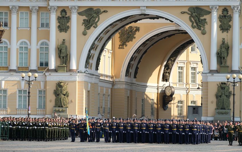 В этот день в Петербурге и по всей стране пройдут военные парады в честь 75-летия Победы.&nbsp;Дата была выбрана неслучайно: именно 24 июня состоялся первый парад в 1945 году. В честь праздника объявили выходной с сохранением заработной платы.