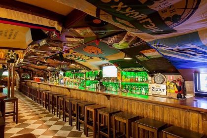 Собрали 11 проверенных спортбаров Петербурга для весеннего сезона — от ирландских пабов с Guinness на кранах до бельгийской брассерии на Васильевском, где матчи смотрят под траппистский эль.