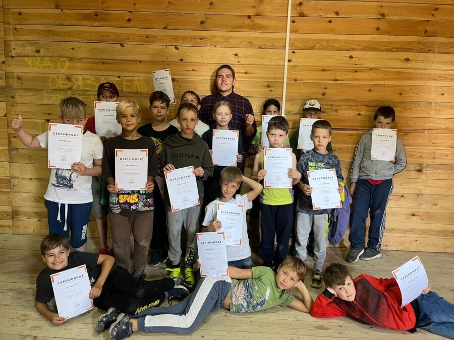 Дети собирают и программируют роботов в лагере AzimovCamp