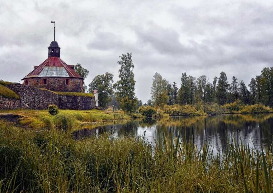 Старинная крепость Корела с каменными стенами и башнями