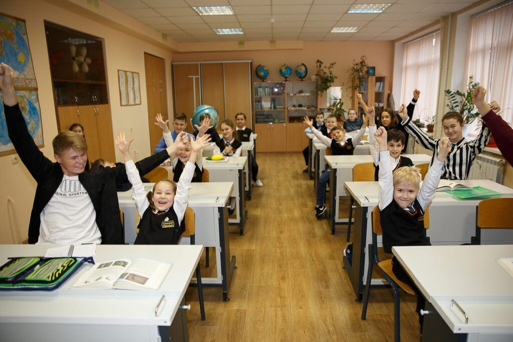 Подготовиться к кембриджским тестам и поступить в Гарвард, расширить свои знания в физике или развить свои навыки и стать экспертами в определенной области. В настоящее время существует множество школ, которые предлагают ученикам углубленное изучение различных предметов. Питер Online собрал список таких школ Петербурга, где работаю профессиональные педагоги, обладающие большим опытом, современные авторские программы и интересные внеклассные занятия.