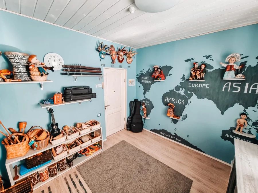 Например, в школе Priviata внимание уделяется игровым подходам и развитию критического мышления и креативности. Лицей «Паскаль» и школа «Аксон» подчеркивают важность индивидуального подхода и всестороннего развития учеников. В школе «Деловая волна» сочетаются российские и британские образовательные стандарты, а «Тет-А-Тет» привлекает сильным акцентом на творчество и искусства, в то время как «Артхелло Атлас» привлекает полным учебным днем до 19:00 и собственным бассейном. Эти и другие частные школы Петербурга обеспечивают высокий уровень обучения и подготовку к современной жизни.