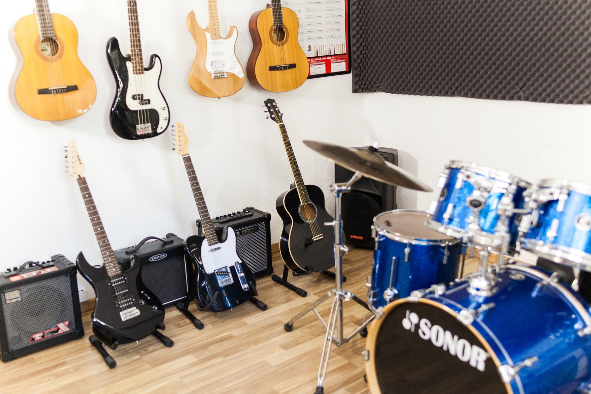 Школа музыки «Jam´s cool» в Санкт-Петербурге — занятие на электрогитаре с детьми