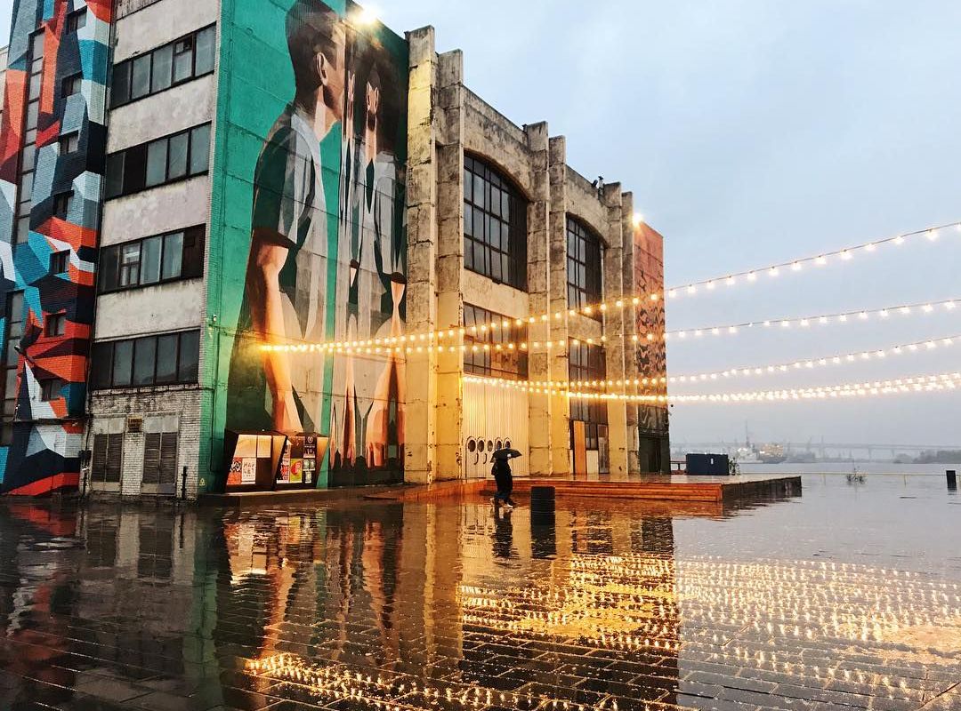 Представьте: вы прогуливаетесь по берегу Невы, где промышленные реликты прошлого превратились в место силы творческих идей — "Севкабель Порт". Это не просто пространство, а историческая страница Санкт-Петербурга, которая живёт в унисон с современным ритмом города.