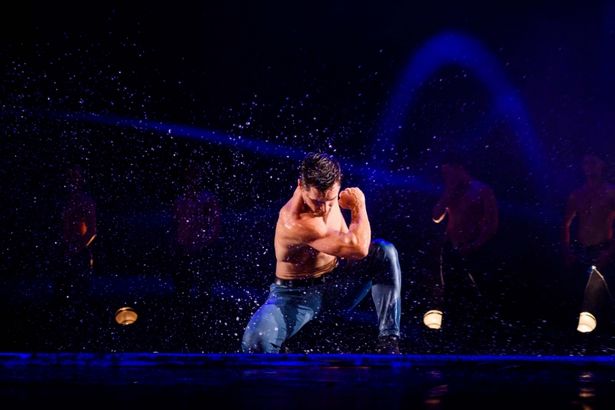 Программу «Признание в любви» с лучшими танцевальными номерами из Шоу под дождем привозят в Петербург. 24 октября театр «Искушение» приглашает зрителей в Мюзик-Холл.&nbsp;В программе «Признание в любви» собраны лучшие танцевальные номера за всю историю театра. По словам организаторов, программа меняется из раза в раз, добавляются новые номера, меняется структура шоу.