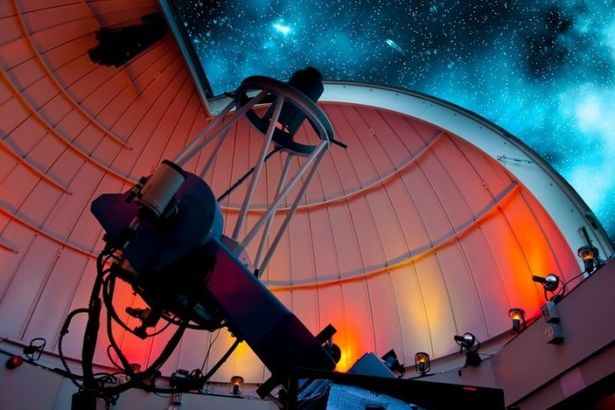 Космос, наука и музыка ждут ждут своих гостей на двухдневном фестивале «Пулковский меридиан 15 и 16 октября. На протяжении двух дней учёные будут рассказывать о звёздах и планетах, а музыканты будут создавать особое настроение. Организаторы рекомендуют взять с собой теплый плед для того, чтобы с уютом и комфортом насладиться всеми прелестями фестиваля.