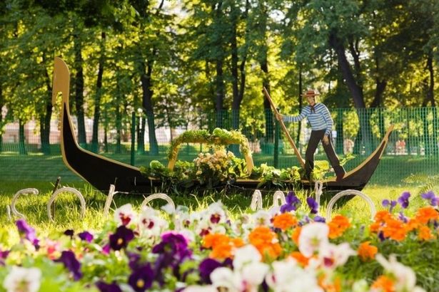 u0412 u041cu0438u0445u0430u0439u043bu043eu0432u0441u043au043eu043c u0441u0430u0434u0443 u043fu0440u043eu0437u0432u0443u0447u0438u0442 u043cu0443u0437u044bu043au0430 u0438u0437 u00abu0421u0438u043cu043fu0441u043eu043du043eu0432u00bb