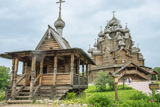 В Невском лесопарке: Покровский собор с 25 куполами без гвоздя, часовня XVIII–XIX вв. и другие реконструкции деревянного зодчества Севера.